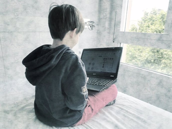 Un niño con un portátil