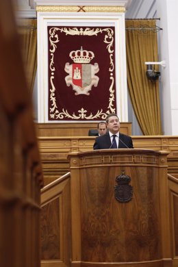 El presidente de C-LM, Emiliano García-Page, en el pleno de las Cortes sobre el Covid-19.