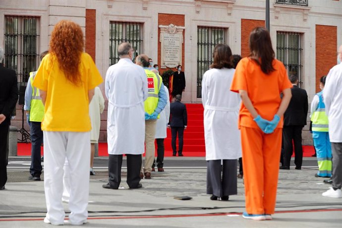 La presidenta regional, Isabel Díaz Ayuso (c), preside hoy sábado en la madrileña Puerta del Sol, las celebraciones de la fiesta de la Comunidad de Madrid, donde se homenajea este Dos de Mayo a los héroes que han luchado contra el COVID-19, en Madrid (E