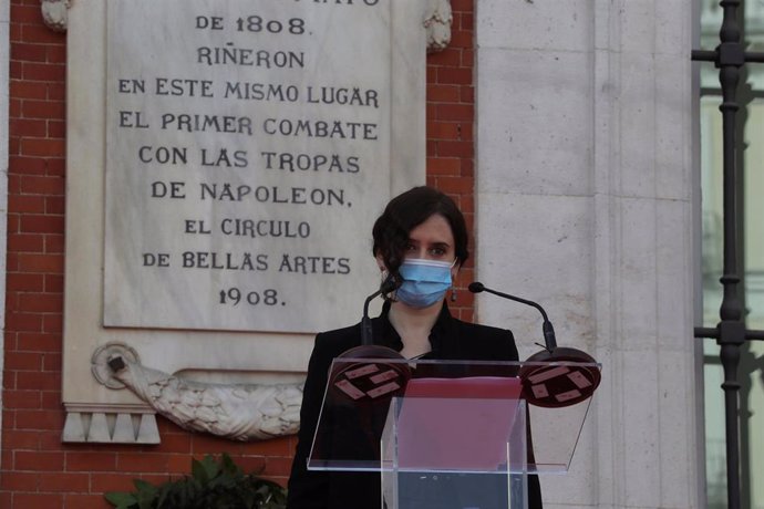 La presidenta de la Comunidad de Madrid, Isabel Díaz Ayuso, preside el acto de celebración de la fiesta de la Comunidad de Madrid, este sábado 2 de mayo, en la que se ha rendido homenaje a los servicios sanitarios, bomberos y protección civil asisten a 