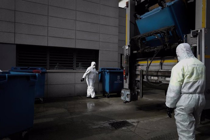 Varios trabajadores del servicio de limpieza municipal recoge residuos de pacientes con Covid-19 y los introduce en uno de los camiones de limpieza, en las inmediaciones de una Residencia de Mayores ubicada en Moratalaz. En Madrid, (España), a 16 de abr
