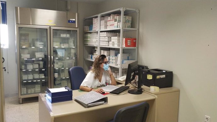 La Farmacia del Hospital Universitario Torrecárdenas de Almería realiza más de 1.000 envíos de medicación a domicilio.