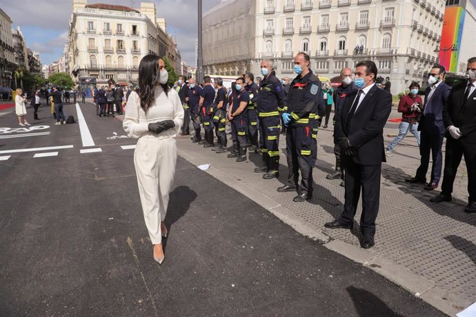 La vicealcaldesa de Madrid, Begoña Villacís (i), participa este sábado 2 de Mayo, en las celebraciones de la fiesta de la Comunidad de Madrid, en la Puerta del Sol, en Madrid (España), a 2 de mayo de 2020.