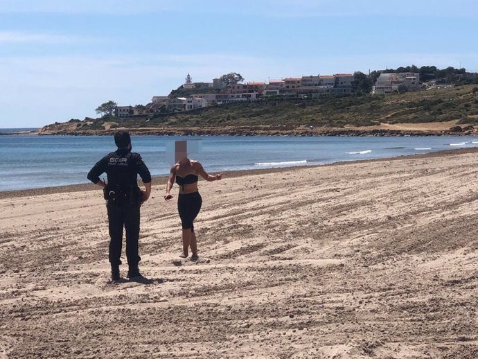 Intervención policial en la playa de Alicante