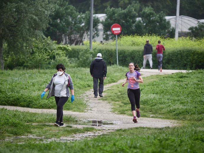 Varias personas hacen deporte por la vuelta de Aranzadi durante el primer día de salida del confinamiento en Pamplona del Estado de Alarma ocasionado por el coronavirus COVID-19. En Pamplona, Navarra, España, a 02 de mayo de 2020.