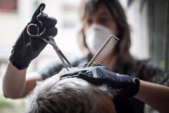 Un hombre se corta el pelo en una peluquería