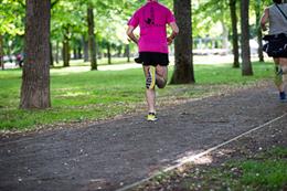 Una persona sale a correr en el primer día en el que se permite a los mayores de 14 años salir a la calle a dar paseos y a hacer deporte en distintas franjas horarias, en Álava (Vitoria/País Vasco/España) a 2 de mayo de 2020.