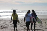 "Muy pocos" surfistas se echan al agua en Tarifa (Cádiz) al no soplar suficiente viento este sábado