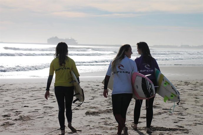 Imagen de archivo de unas aficionadas al surf