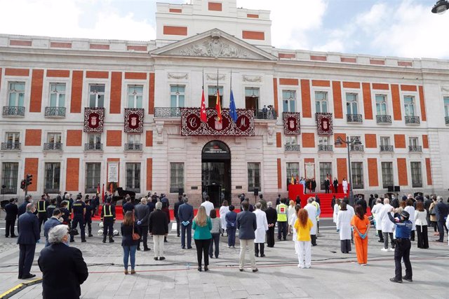 a presidenta regional, Isabel Díaz Ayuso (c), preside hoy sábado en la madrileña Puerta del Sol, las celebraciones de la fiesta de la Comunidad de Madrid, donde se homenajea este Dos de Mayo a los héroes que han luchado contra el COVID-19, en Madrid (Espa