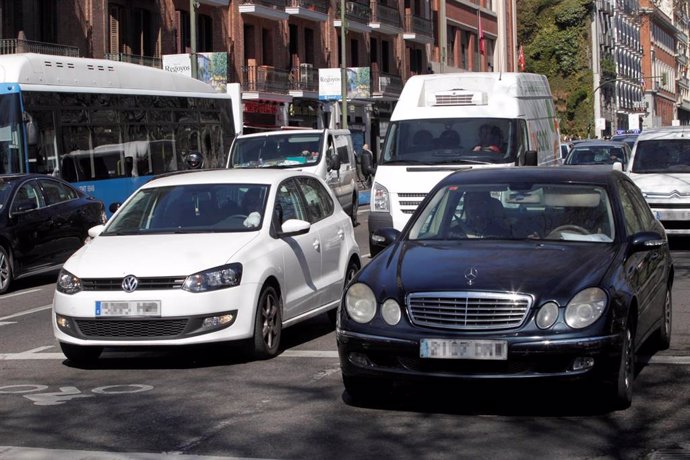 Tráfico en una céntrica calle de Madrid.