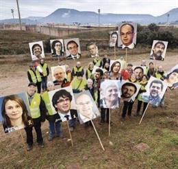 Una vintena de persones amb armilles de color groc s'han concentrat el matí d'aquest dissabte davant la presó de Lledoners (Barcelona) amb fotos dels presos sobiranista i els exdirigents independentistes establerts a l'estranger.