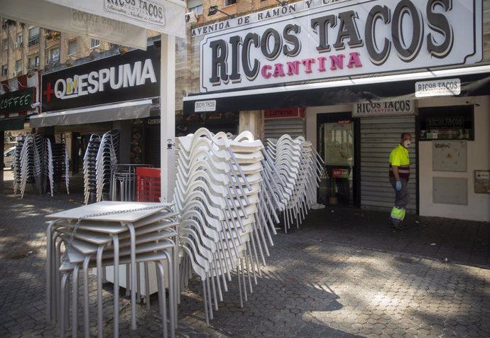 Sillas apiladas en la terraza de un bar, dos día después de que el Gobierno central presentara su plan de desescalada en la crisis del coronavirus. En Sevilla (Andalucía, España), a 30 de abril de 2020.