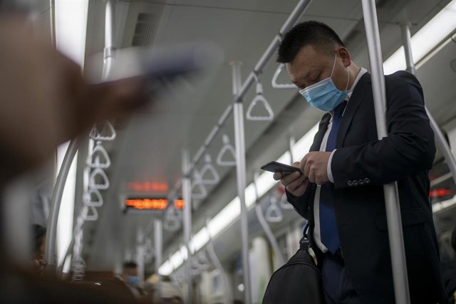Imagen de un hombre con mascarilla en el transporte público en Shanghái. 