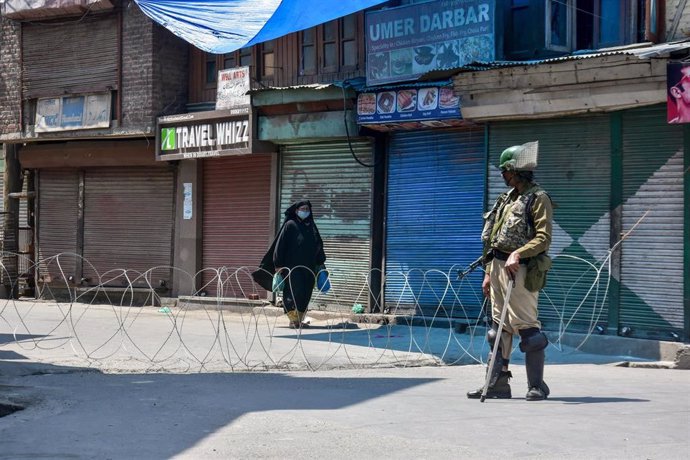 Militar en Srinagar (Cachemira india)