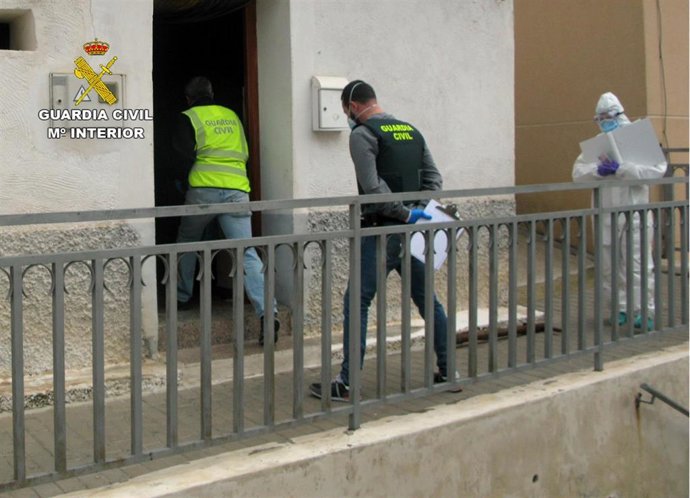 Los agentes entrando al domicilio