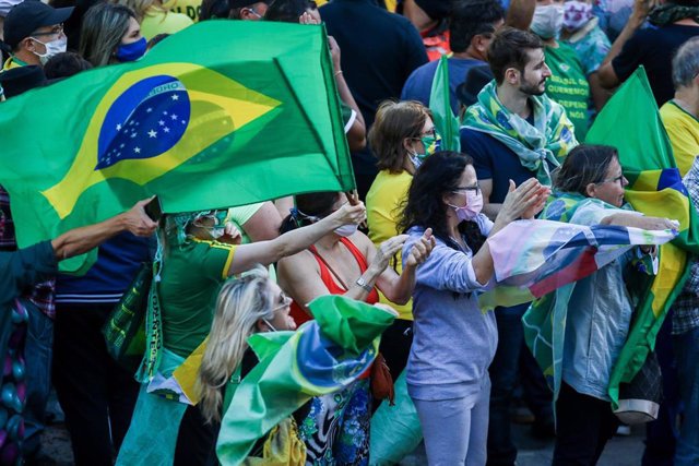 Simpatizantes del presidente brasileño, Jair Bolsonaro, se manifiestan durante la pandemia de coronavirus