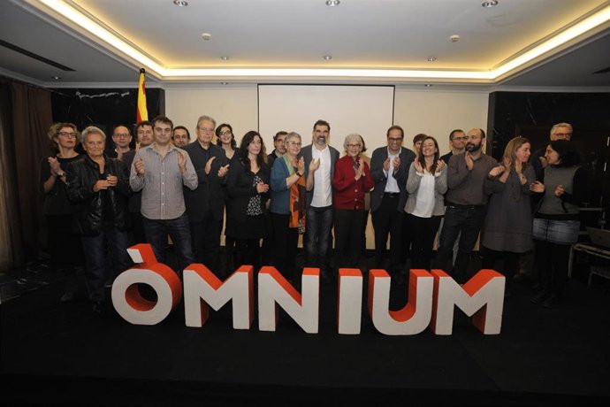 El presidente de mnium, Jordi Cuixart, y la expresidenta Muriel Casals , en 2015.