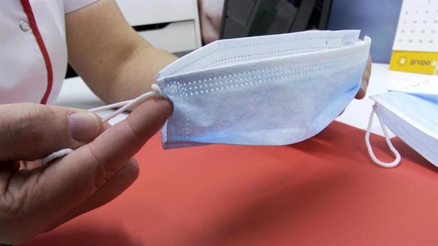 Sonia Sáez de Buruaga, presidenta de la delegación de Euskadi de la Sociedad Española de Farmacia Familiar y Comunitaria (SEFAC), ha explicado en una tutorial cómo se puede adaptar una mascarilla de adulto para poder ser utilizada por un menor.