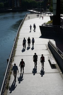Varias personas pasean y hacen deporte en el Paseo del Arenal en Bilbao-Europa Press/H.Bilbao