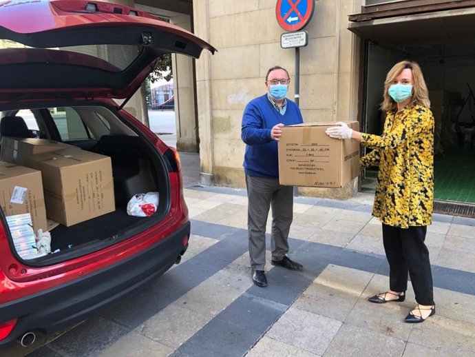 La delegada del Gobierno en Aragón, Pilar Alegría, entrega una partida de mascarillas a CERMI