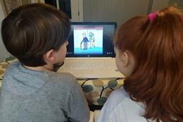 Unos niños ven uno de los vídeos del proyecto 'Docentes Versus COVID-19'.