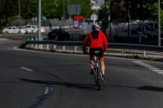 Un ciclista en el primer día en que los españoles pueden salir de casa a pasear y hacer ejercicio al aire libre, pero solo en determinadas franjas horarias, divididos por edades, en el mismo municipio de residencia y sin alejarse en el caso de los paseos 