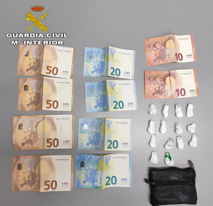 Dinero y droga intervenidos por la Guardia Civil