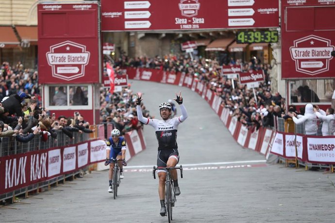 Fabian Cancellara celebra su victoria en la Strade Bianche de 2016
