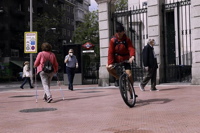 Varias personas realizan deporte por el centro de la capital.