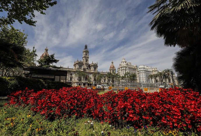 Señalización en la Plaza del Ayuntamiento, donde empezarán las obras de peatonalización dentro de la remodelación de líneas de autobuses paralizada por la crisis sanitaria en marzo. 