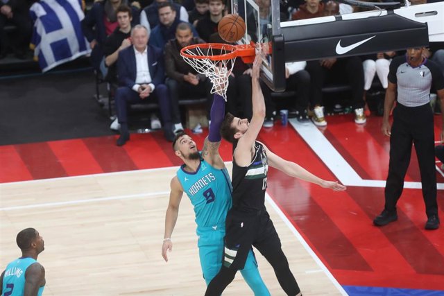 El español Willy Hernangómez, de Charlotte Hornets, frente a Dragan Bender, de Milwaukee Bucks
