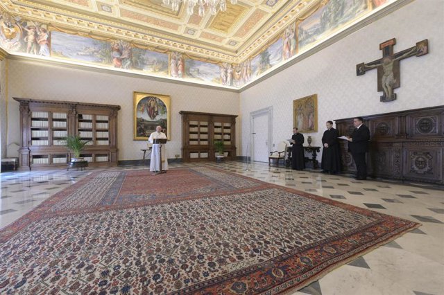 El Papa durante el rezo del Regina Coeli