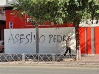 Susana Díaz rechaza la pintada contra Pedro Sánchez en la sede del PSOE de Córdoba, que busca "sembrar odio"