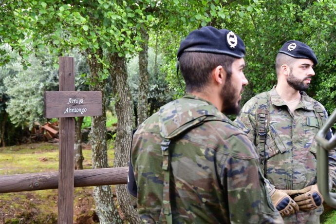 Militares en un entorno rural.