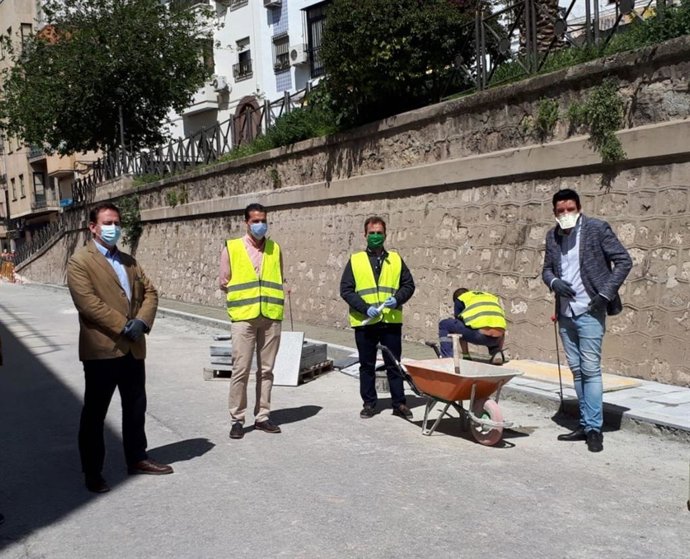 El concejal de Mantenimiento Urbano de Jaén, Javier Padorno, visita una obra durante el confinamiento