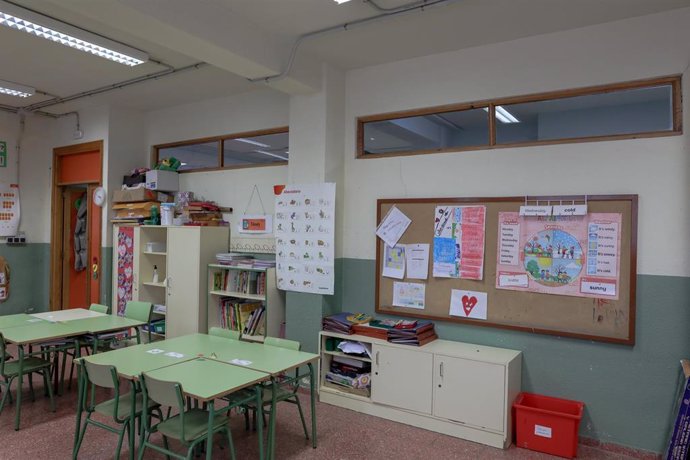 Una de las aulas completamente vacía perteneciente a un colegio de la Comunidad de Madrid donde permanecerán cerrados del 11 de marzo hasta -en principio- el próximo 23 de marzo para evitar que los escolares se contagien de coronavirus, en Madrid (Españ