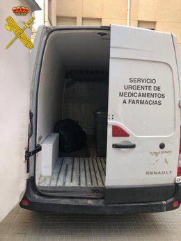 La furgoneta en la que los detenidos fingían repartir medicamentos y en la que presuntamentre transportaban marihuana.