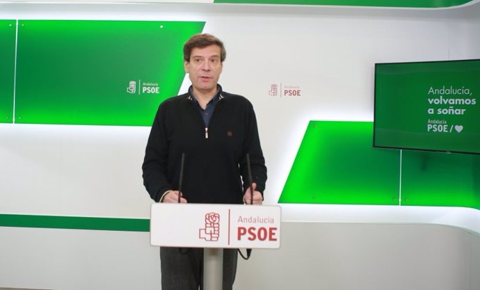 El portavoz de Presidencia del PSOE-A, Carmelo Gómez, en rueda de prensa. (Foto de archivo).