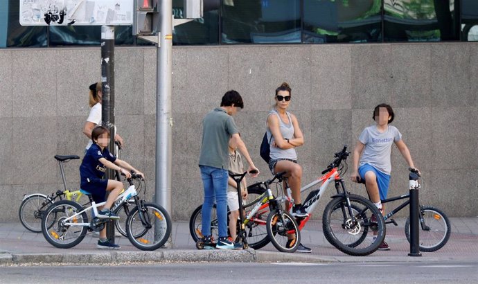 Mar Flores disfruta de un paseo en bicicleta junto a sus cuatro hijos pequeños