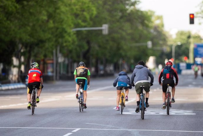 Varios ciclistas recorren una calle de Madrid en el segundo día de desconfinamiento durante la Pandemia Covid-19 que ha generado el Estado de Alarma en España. A 3 de Mayo, 2020 en Madrid, España