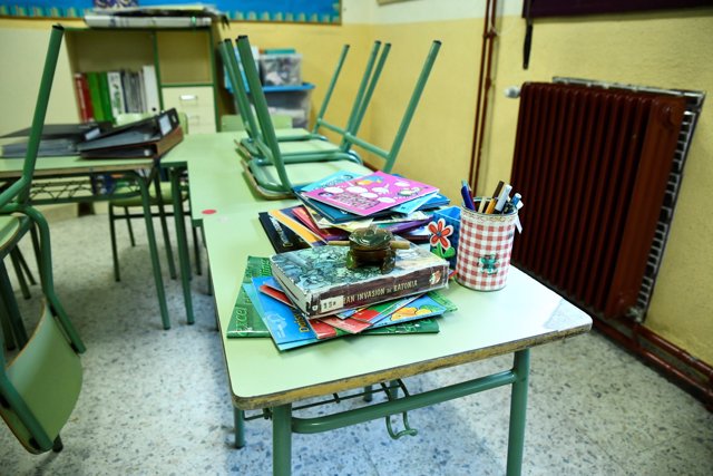 Material escolar y libros en un aula de un colegio madrileño