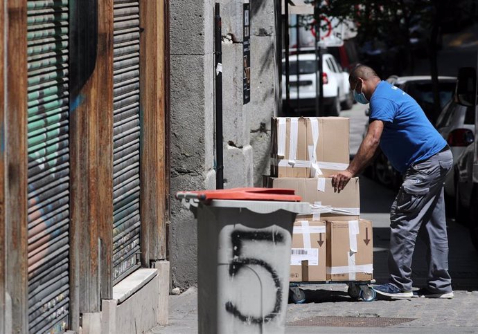 Un trabajador del sector de las mudanzas, que está bajo mínimos y se encuentra con dificultades para llevar a cabo incluso las que son indispensables, durante el estado de alarma. En Madrid (España), a 29 de abril de 2020.