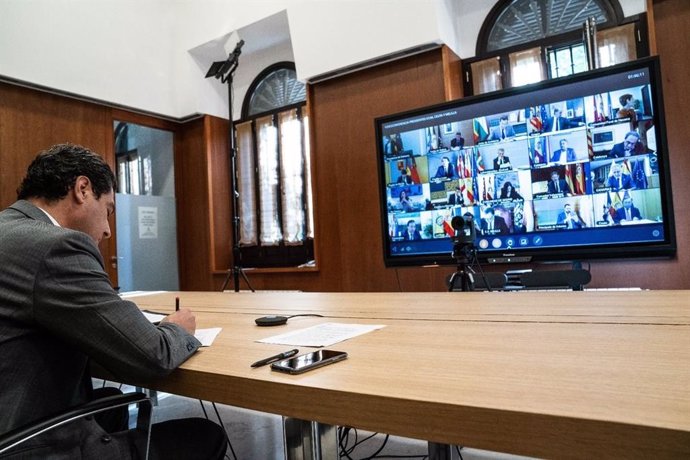 El presidente de la Junta de Andalucía, Juanma Moreno, participa por vía telemática en la octava reunión del presidente del Gobierno, Pedro Sánchez, con los presidentes autonómicos para abordar la crisis sanitaria del coronavirus
