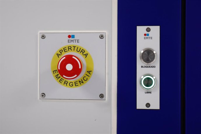 Botón de apertura de emergencia en una sala de la Nave de Producción de medicamentos del Laboratorio del Centro Militar de Farmacia de la Defensa