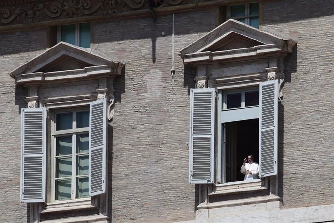 El Papa Francisco, desde la ventana del Palacio Apostólico de la Plaza de San Pedro, en El Vaticano