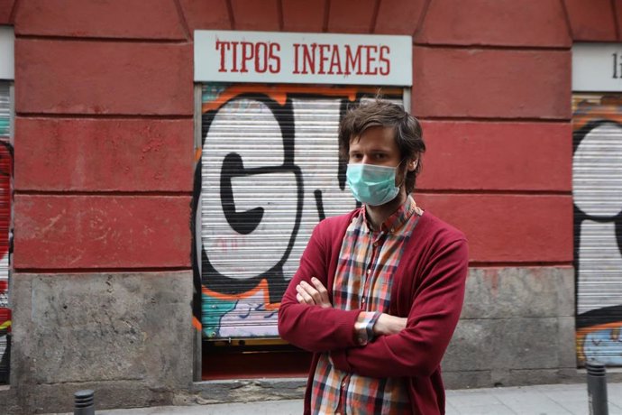 Gonzalo, dueño de 'Tipos Infames', ubicada en la madrileña calle de San Joaquín, posa en la puerta de su librería, en Madrid, (España), a 23 de abril de 2020.