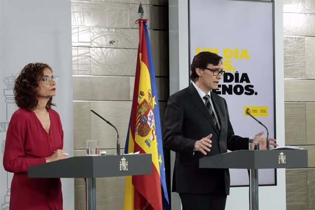 El ministro de Sanidad, Salvador Illa, y la portavoz del Gobierno, María Jesús Montero
