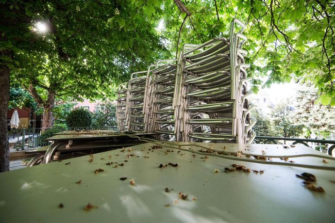 Terraza cerrada en la Plaza San Lorenzo de San Lorenzo de El Escorial, durante el día 47 del estado de alarma, en San Lorenzo del Escorial/Madrid (España) a 30 de abril de 2020.