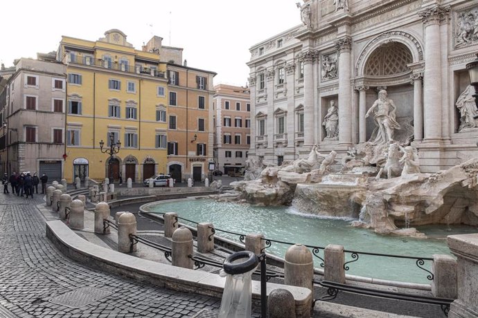 La fontana de Trevi de Roma, vacía por el coronavirus